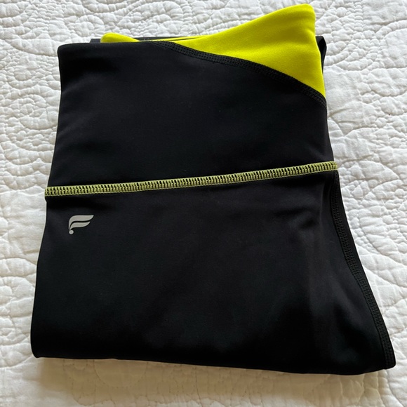 FABLETICS HIGH WAISTED MOTION 365 ZIP POCKET BLACK AND YELLOW COLOR SIZE MEDIUM - Picture 4 of 7